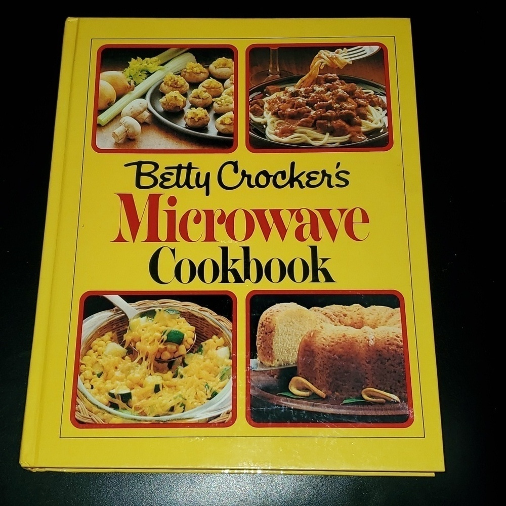 Vintage Betty Crocker's microwave cookbook circa 1981 Hardcover about 280 pages